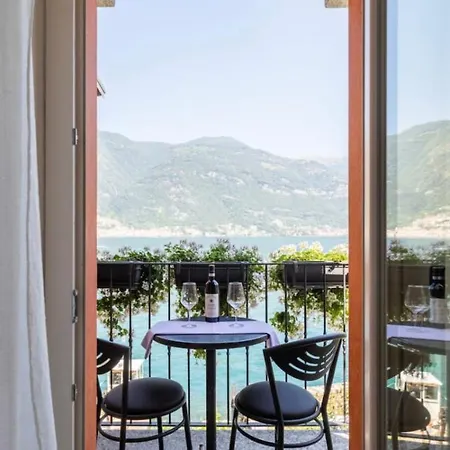 Luxury Lakefront Holiday home *