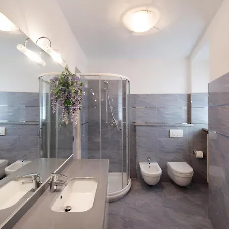 بيت للعطل Luxury Lakefront ليتْسّينو