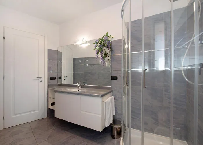 Luxury Lakefront Semesterbostad Lezzeno